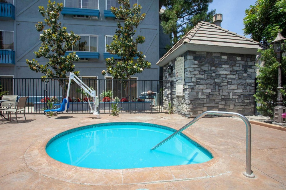 Azure Hotel & Suites Ontario, A Trademark Collection Hotel